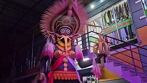 പള്ളിവാളും കാൽച്ചിലമ്പും ചെണ്ടമേളത്തിൻ്റെ അകമ്പടിയും; ആലൂർ ചാമുണ്ഡിക്കാവ് ഉത്സവത്തിൽ ഒറിജിനലിനെ വെല്ലുന്ന റോബോട്ടിക് കരിങ്കാളി