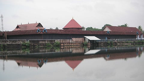 കൂടൽമാണിക്യ ക്ഷേത്രത്തിൽ ഈഴവ യുവാവിനെ ജോലിയിൽ നിന്ന് മാറ്റിയത് തന്ത്രിമാരുടെ എതിർപ്പിനെ തുടർന്ന്; ബാലുവിനൊപ്പമെന്ന് ദേവസ്വം ബോർഡ്