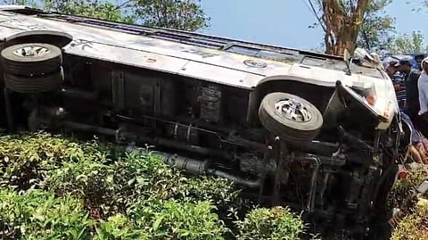 തമിഴ്നാട് ഗൂഡല്ലൂരിൽ മലയാളികൾ സഞ്ചരിച്ച ടൂറിസ്റ്റ് ബസ് അപകടത്തിൽ പെട്ടു; 17 പേർക്ക് പരിക്ക്