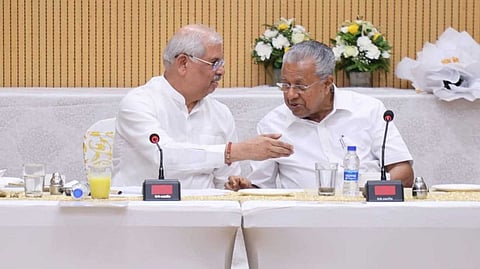 സംസ്ഥാനത്തിന്റെ പ്രശ്നങ്ങളില് ഒപ്പം നില്ക്കുമെന്ന് ഗവര്ണര്, അര്ലേകര് കേരള ടീമിന്റെ ഭാഗമായെന്ന് മുഖ്യമന്ത്രിയും; കേരള ഹൗസില് അത്താഴ വിരുന്ന്