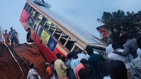ഇടുക്കി പത്താംമൈലിൽ കെഎസ്ആർടിസി ബസ് താഴ്ചയിലേക്ക് മറിഞ്ഞു; യാത്രക്കാർക്ക് പരിക്ക്