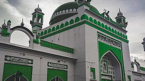 യുപിയിൽ പത്ത് പള്ളികൾ ടാർപോളിൻ കൊണ്ട് മറയ്ക്കും; നീക്കം ഹോളി ആഘോഷത്തിൻ്റെ പശ്ചാത്തലത്തിൽ