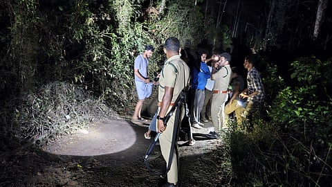 പുൽപ്പള്ളിയിൽ വീണ്ടും കടുവയെ കണ്ടതായി വെളിപ്പെടുത്തി സ്കൂട്ടർ യാത്രികൻ; തിരച്ചിൽ നടത്തി വനംവകുപ്പ് ഉദ്യോഗസ്ഥര്