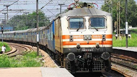 തിരുവനന്തപുരത്തും പാലക്കാടും പാളം മുറിച്ചുകടക്കവേ ട്രെയിന് തട്ടി അപകടം; നാല് പേർ മരിച്ചു