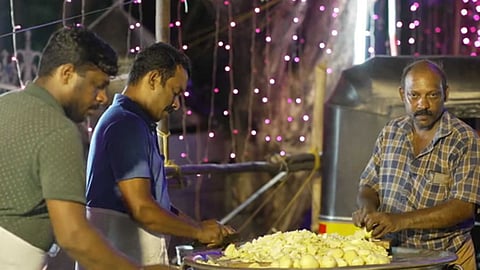 സ്ത്രീകളുടെ ഉത്സവത്തിൽ പുരുഷന്മാരുടെ പങ്കും ചെറുതല്ല; ആറ്റുകാൽ പൊങ്കാല ഒരുക്കങ്ങളിലെ പുരുഷ സാന്നിദ്ധ്യം