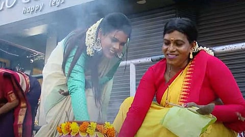 പൊങ്കാലയിട്ട് ട്രാന്സ്ജെന്ഡര് വിഭാഗത്തില് നിന്നുള്ളവരും; നഗരത്തിന്റെ വിവിധയിടങ്ങളിലായി പൊങ്കാല അര്പ്പിച്ചത് അൻപതിലധികം പേർ