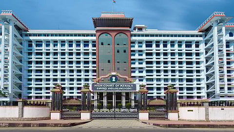 രക്താർബുദ രോഗി ചികിത്സയ്ക്കിടെ എയ്ഡ്സ് ബാധിച്ച് മരിച്ച സംഭവം: കുട്ടിയുടെ കുടുംബത്തിന് സർക്കാർ നഷ്ടപരിഹാരം നൽകുന്നുണ്ടോയെന്ന് ഹൈക്കോടതി