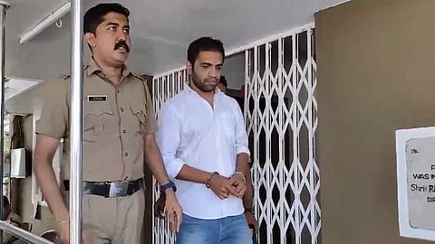 വ്യാജ IPS ഉദ്യോഗസ്ഥൻ ചമഞ്ഞ് പെൺകുട്ടികളെ കബളിപ്പിച്ച് പണം തട്ടി; മലപ്പുറം സ്വദേശി വിപിൻ കാർത്തിക് പിടിയിൽ