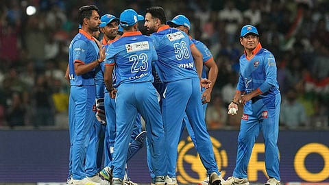 സിക്സറുകളുമായി തകർത്തടിച്ച് യുവരാജ്, ബൗണ്ടറികളിൽ ആറാടി സച്ചിൻ; ഇന്ത്യ മാസ്റ്റേഴ്സ് ഫൈനലിൽ