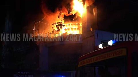 ബാലുശ്ശേരിയില് വന് തീപിടിത്തം; ലാവണ്യ ഹോം അപ്ലയന്സ് ഷോപ്പ് പൂര്ണമായും കത്തിനശിച്ചു