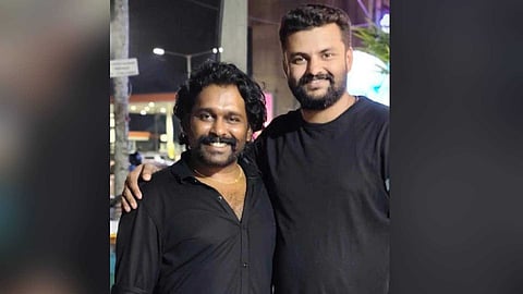 ഗുണ്ടാ നേതാവിനൊപ്പം നിൽക്കുന്ന ചിത്രം പങ്കുവെച്ച് കെഎസ്യു ജില്ലാ പ്രസിഡൻ്റ്; ഗോകുൽ ഗുരുവായൂർ പങ്കുവെച്ചത് മരട് അനീഷിനൊപ്പമുള്ള ചിത്രം