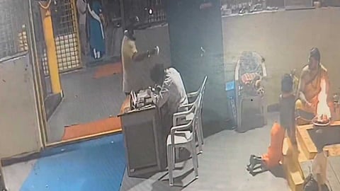 ഹൈദരാബാദിൽ ക്ഷേത്ര അക്കൗണ്ടൻ്റിൻ്റെ തലയിൽ ആസിഡ് ഒഴിച്ചു; അജ്ഞാതനായ അക്രമിക്കായി തെരച്ചിൽ തുടർന്ന് പൊലീസ്