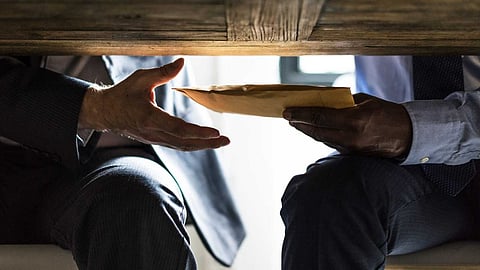 BIG BREAKING | കൈക്കൂലിയുമായി ഐഓസി ഡിജിഎം പിടിയില്; പിടിയിലായത് എറണാകുളം സ്വദേശി അലക്സ് മാത്യു