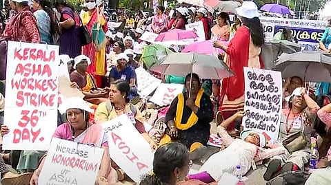 'പ്രകടന പത്രികയില് പറഞ്ഞ വാഗ്ദാനം സര്ക്കാര് പാലിക്കണം'; സെക്രട്ടറിയേറ്റ് ഉപരോധിച്ച് നൂറുകണക്കിന് ആശമാര്