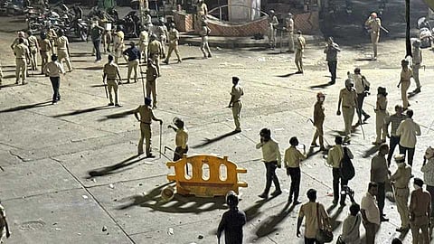 ഔറംഗസേബിന്റെ ശവകുടീരത്തെ ചൊല്ലിയുള്ള സംഘർഷം; നാഗ്പൂരിൽ നിരോധനാജ്ഞ: അഭ്യൂഹങ്ങളില് വിശ്വസിക്കരുതന്ന് മുഖ്യമന്ത്രി