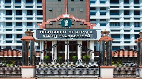 സിനിമയിലെ വയലന്സ് സമൂഹത്തെ ബാധിക്കുന്നു; നിയന്ത്രിക്കാന് ഇടപെടുന്നതിന് ഭരണകൂടത്തിന് പരിമിതിയുണ്ട്: ഹൈക്കോടതി