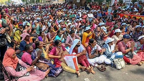 ആശാ വർക്കർമാരുമായി സർക്കാർ നടത്തിയ ചർച്ച പരാജയം; കയ്യിൽ പണമില്ലെന്ന് NHM ഡയറക്ടർ