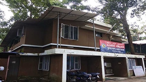 പത്തും പന്ത്രണ്ടും വയസുള്ള സഹോദരിമാരെ പീഡിപ്പിച്ചു; എറണാകുളം കുറുപ്പംപടിയിൽ അമ്മയുടെ ആൺസുഹൃത്ത് കസ്റ്റഡിയിൽ