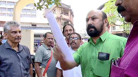 ആനന്ദവനം ഭാരതിയുടെ സ്വീകരണത്തിന് ക്ഷേത്രപരിസരം വിട്ടുനൽകിയില്ല; വടക്കുംനാഥ ക്ഷേത്രഗ്രൗണ്ടിൽ പാർക്കിങ് തടഞ്ഞ് വിശ്വഹിന്ദു പരിഷത്ത്