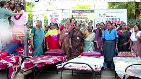 അനിശ്ചിതകാല നിരാഹാര സമരവുമായി ആശമാർ; നിയമസഭയിൽ വാക്പോര്, കേന്ദ്ര മന്ത്രിയെ കാണാൻ മന്ത്രി വീണാ ജോർജ് ഡൽഹിയിൽ