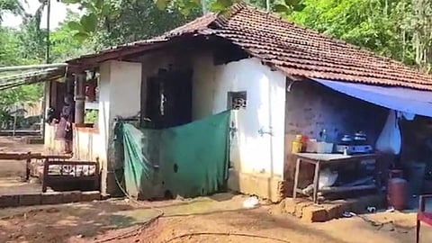 കാസർഗോഡ് വീട് ജപ്തി ചെയ്യപ്പെട്ട ജാനകിക്കും കുടുംബത്തിനും ആശ്വാസം; വായ്പ തിരിച്ചടച്ച് ചേർത്തല സ്വദേശി