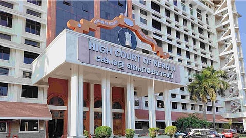 മിന്നൽ പരിശോധനയില് വിദ്യാർഥികളുടെ ബാഗുകളിൽ നിന്ന് മൊബൈൽ ഫോൺ കണ്ടെത്തി; നടപടിയെടുത്ത പ്രിൻസിപ്പലിനെ അഭിനന്ദിച്ച് ഹൈക്കോടതി