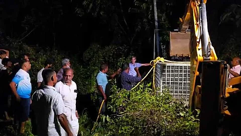 പുലി ഭീതി നിലനിൽക്കുന്ന തൃശൂർ ചിറകരയിൽ സ്ഥാപിക്കാനുള്ള കൂട് എത്തിച്ചു