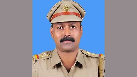 യാത്രയയപ്പ് ചടങ്ങിനെത്താതായപ്പോള് സഹപ്രവര്ത്തകര് അന്വേഷിച്ചിറങ്ങി; കണ്ടത് മോട്ടോര് വാഹന വകുപ്പ് ഉദ്യോഗസ്ഥന് കാറിനുള്ളില് മരിച്ച നിലയില്