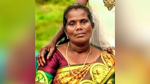 കനത്ത കാറ്റും മഴയും; ആലപ്പുഴയില് അടുത്ത വീട്ടിലെ തെങ്ങ് ദേഹത്ത് വീണ് സ്ത്രീക്ക് ദാരുണാന്ത്യം