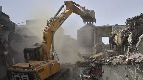 നാഗ്പൂർ സംഘർഷത്തിൽ അറസ്റ്റിലായ പ്രാദേശിക നേതാവിൻ്റെ വീട് ബുൾഡോസർ ഉപയോഗിച്ച് ഇടിച്ചുതകർത്തു; നടപടി ഫഡ്നാവിസിൻ്റെ നിർദേശത്തിന് പിന്നാലെ