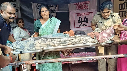 ആശമാരുടെ നിരാഹാര സമരം; ആരോഗ്യനില വഷളായ ശോഭയെ ആശുപത്രിയിലേക്ക് മാറ്റി