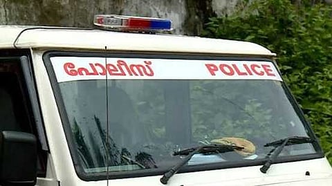 ട്രെയിനിൽ നിന്ന് വീണ് മരിച്ച ഇതര സംസ്ഥാനക്കാരൻ്റെ പണം കവർന്ന് പൊലീസ് ഉദ്യോഗസ്ഥൻ; ആലുവ ഗ്രേഡ് SI യു. സലീമിന് സസ്പെൻഷൻ