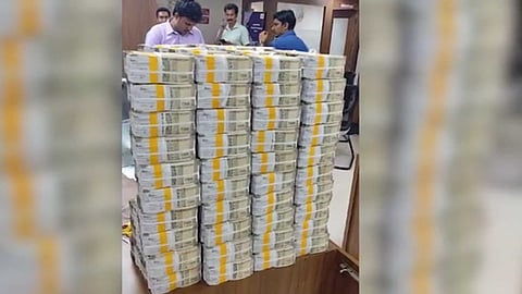 6 കോടിയിലധികം രൂപ പിടിച്ചെടുത്തിട്ടും ഉടമയെ അറസ്റ്റ് ചെയ്യുന്നില്ല; എറണാകുളത്തെ രാജധാനി തുണിക്കടക്കെതിരെ കൂടുതൽ പരാതികൾ