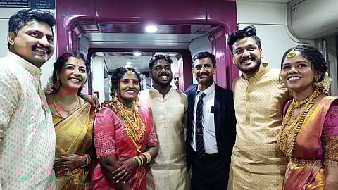 വന്ദേഭാരതിലെ വിവാഹക്കാഴ്ച; കാസർഗോഡ് നിന്ന് തിരുവനന്തപുരത്തേക്ക് പോയ എക്സ്പ്രസിൽ മൂന്ന് നവദമ്പതികൾ, ഫോട്ടോ ചാമ്പി ടിക്കറ്റ് എക്സാമിനർ