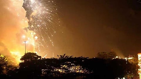 തൃശൂർ പൂരം: വെടിക്കെട്ട് നിയന്ത്രണങ്ങളിൽ ആശങ്ക, നിയമോപദേശം തേടാൻ ജില്ലാ ഭരണകൂടം