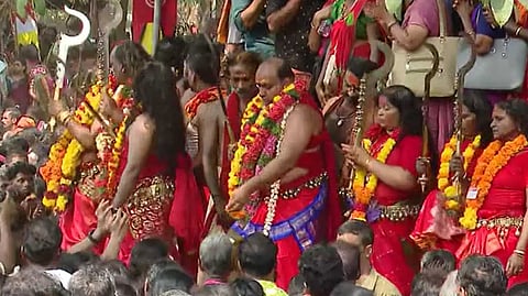 ഭക്തി ലഹരിയിൽ കൊടുങ്ങല്ലൂർ; ചെമ്പട്ടുടുത്ത് ഉറഞ്ഞുതുള്ളി കോമരങ്ങൾ