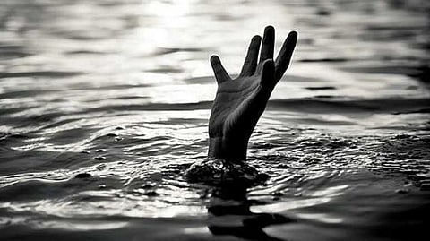 അച്ഛനൊപ്പം നടക്കുമ്പോൾ നടപ്പാലത്തിൽ നിന്ന് വഴുതി ആറിൽ വീണു; വലഞ്ചുഴിയിൽ 15കാരിക്ക് ദാരുണാന്ത്യം