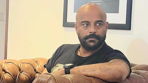 ശൂന്യമായ കടലാസും മഷിക്കുപ്പിയും പേനയും; എമ്പുരാൻ വിവാദങ്ങൾക്കിടെ ഫേസ്ബുക്ക് കവർ ചിത്രം മാറ്റി മുരളി ഗോപി