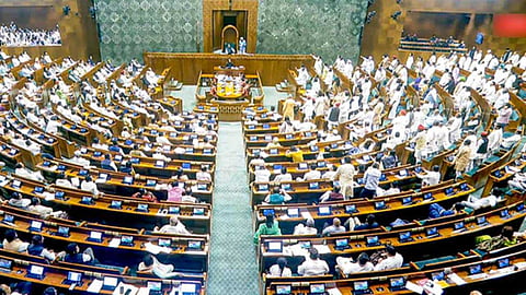 രാജ്യത്തെ മുസ്ലീങ്ങളെ അപമാനിച്ചു; വഖഫ് ബില്ലിന് പിന്തുണ നല്കിയതിനു പിന്നാലെ ജെഡിയുവില് നിന്ന് രാജിവെച്ച് നേതാക്കള്