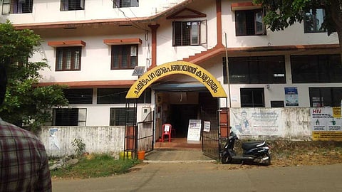 നാട്ടിലിറങ്ങുന്ന വന്യജീവികളെ വെടിവെച്ചു കൊല്ലാനുള്ള അനുമതി: ചക്കിട്ടപ്പാറ പഞ്ചായത്ത് പ്രസിഡന്റിന്റെ ഓണററി വൈല്ഡ് ലൈഫ് വാര്ഡന് പദവി റദ്ദാക്കി