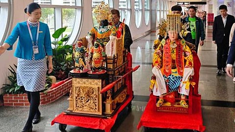 ആകാശയാത്രയ്ക്കെത്തി കടൽ ദേവതമാർ ; പ്രത്യേക ബോർഡിംഗ് പാസുകൾ നൽകി എയർലൈൻസ്