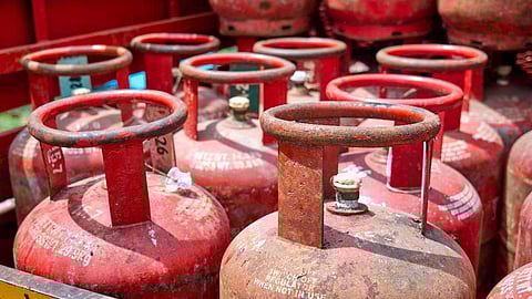 പാചകവാതക സിലിണ്ടറിന് 50 രൂപകൂട്ടി കേന്ദ്രം; പെട്രോളിൻ്റെയും ഡീസലിൻ്റെയും എക്സൈസ് ഡ്യൂട്ടി വർധിപ്പിച്ചു