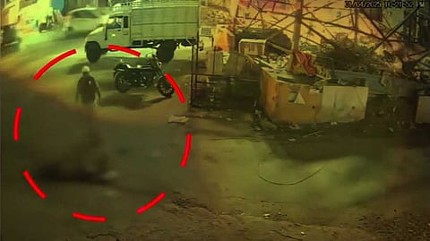 ഭാര്യയെ നടുറോഡില് സിമന്റ് കട്ട കൊണ്ട് ഇടിച്ചു കൊലപ്പെടുത്താൻ ശ്രമിച്ചു; ആക്രമണം ഗര്ഭിണിയാണെന്ന് അറിഞ്ഞത് പിന്നാലെ