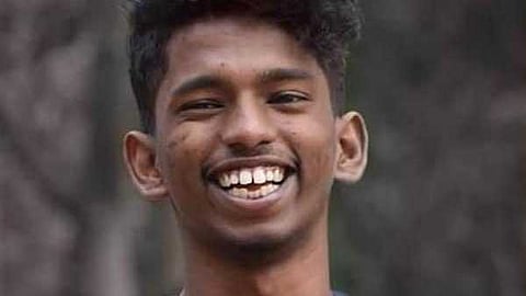 മുന്നറിയിപ്പ് നൽകാത്ത ഉദ്യോഗസ്ഥർക്കെതിരെ നടപടി വേണം; മുണ്ടൂരിൽ കാട്ടാന ആക്രമണത്തിൽ യുവാവ് മരിച്ച സംഭവത്തിൽ പ്രതിഷേധം ശക്തം