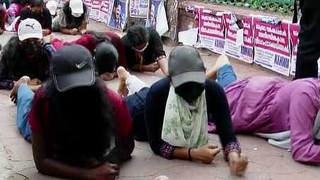 റാങ്ക് ലിസ്റ്റ് കാലാവധി അവസാനിക്കാൻ 11 ദിവസങ്ങൾ; സെക്രട്ടേറിയറ്റിന് മുമ്പിൽ ഇഴഞ്ഞു നീങ്ങി പ്രതിഷേധിച്ച് വനിതാ സിപിഒ ഉദ്യോഗാർഥികൾ