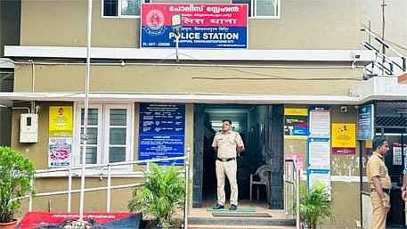 റോഡിന് കുറുകെ കമാനങ്ങൾ സ്ഥാപിച്ചു; ക്ഷേത്ര കമ്മിറ്റികൾക്കെതിരെ കേസെടുത്ത് പൂജപ്പുര പൊലീസ്