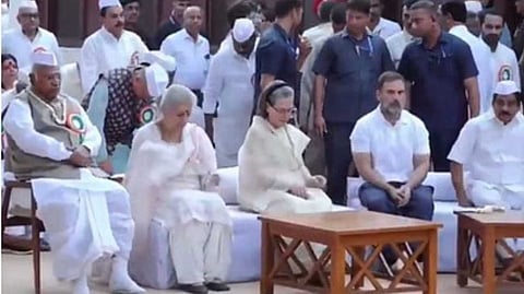 മല്ലികാര്ജുന് ഖാര്ഗെയ്ക്ക് 'പ്രത്യേക' ഇരിപ്പിടം, അദ്ദേഹം പ്രസിഡന്റല്ലേ; കോണ്ഗ്രസ് ജാതിവിവേചനം കാണിച്ചെന്ന് ബിജെപി