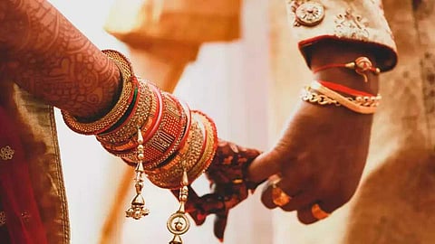 മകളുടെ വിവാഹത്തിന് ഒരാഴ്ച മുമ്പ് അമ്മ പ്രതിശ്രുത വരനൊപ്പം ഒളിച്ചോടി; പണവും ആഭരണങ്ങളും കാണാതായി!