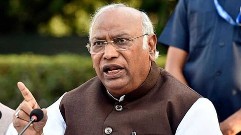 ഇന്ത്യയില് മാത്രം എന്തുകൊണ്ട് EVM? നമ്മള് ബാലറ്റിലേക്ക് മടങ്ങണം; മോദിയുടെ കാലത്ത് ഭരണഘടനാ മൂല്യങ്ങള് തകരുന്നു: മല്ലികാര്ജുന് ഖാര്ഗെ