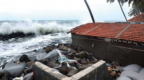 കേരള തീരത്ത് കടലേറ്റം രൂക്ഷം; കടലെടുക്കുന്ന പ്രദേശങ്ങള് 30 ആയി ഉയര്ന്നു
